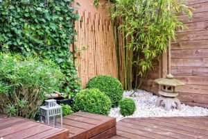 Jardin japonais décoré avec des bambous et galets